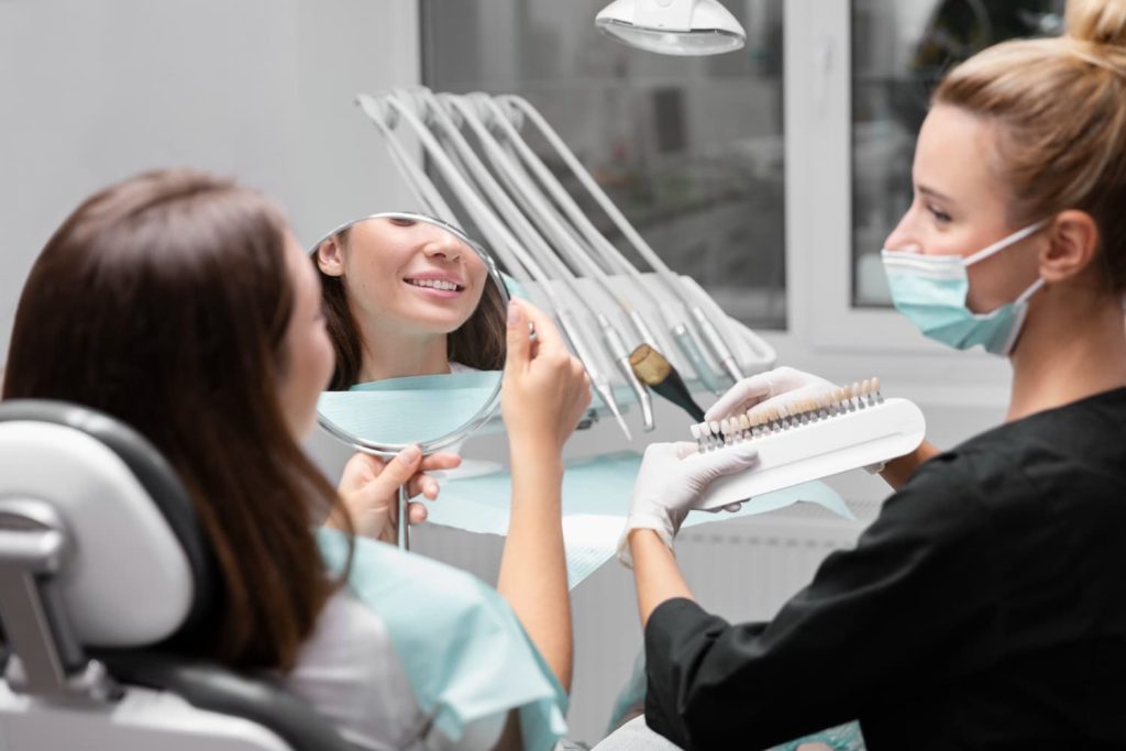 La importancia de acudir a una clínica dental para el cuidado integral de la salud bucodental