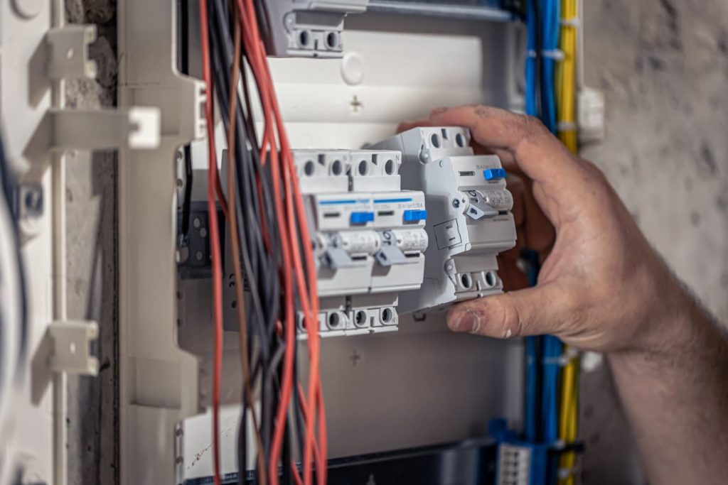 La importancia de contar con un electricista profesional en el mantenimiento y seguridad de instalaciones eléctricas