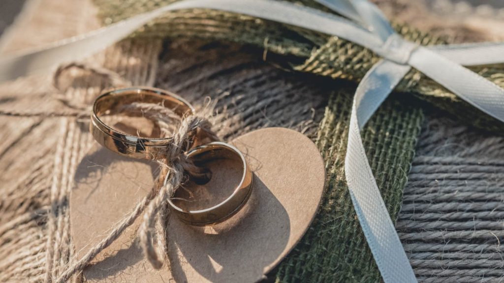 La tendencia de las alianzas personalizadas en las bodas actuales